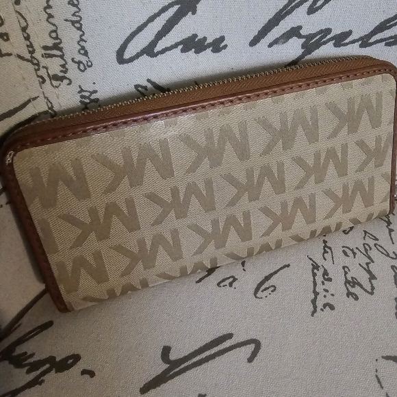 MICHAEL KORS Large Zip Around Wallet GUC - Picture 2 of 15